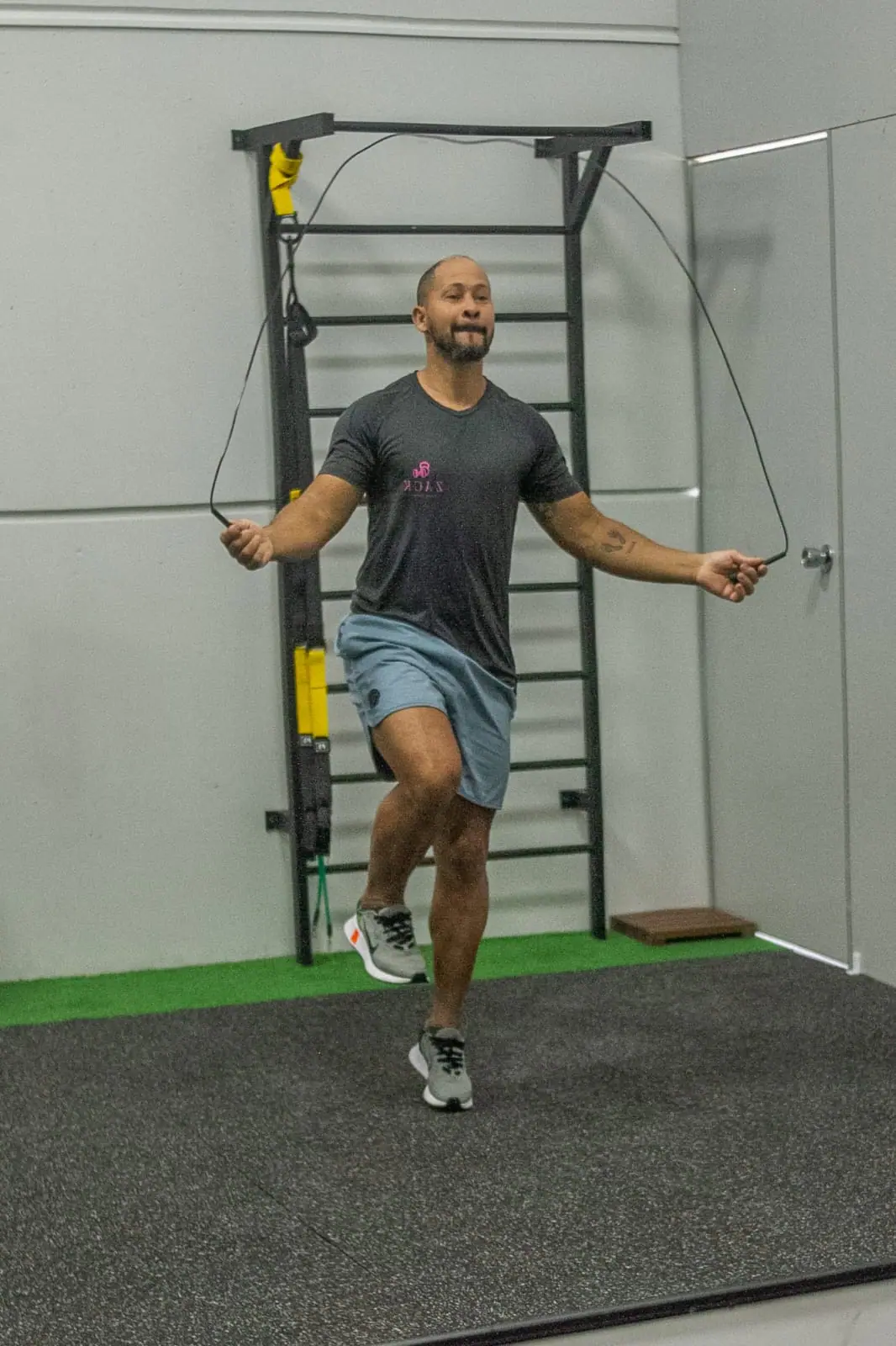 Zack, personal trainer do Zack Studio, pulando corda no studio