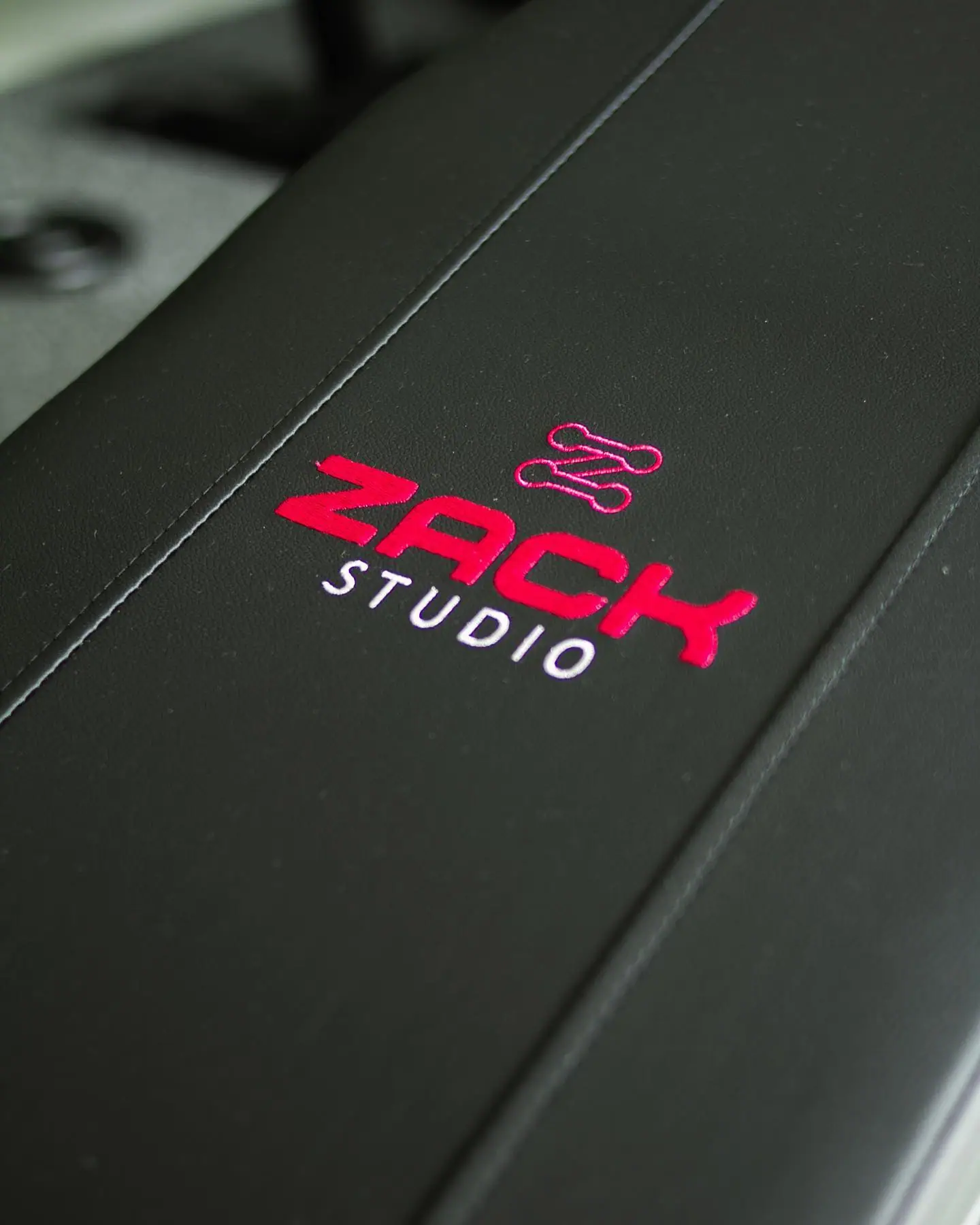 Detalhe do banco de treino com o logo Zack Studio